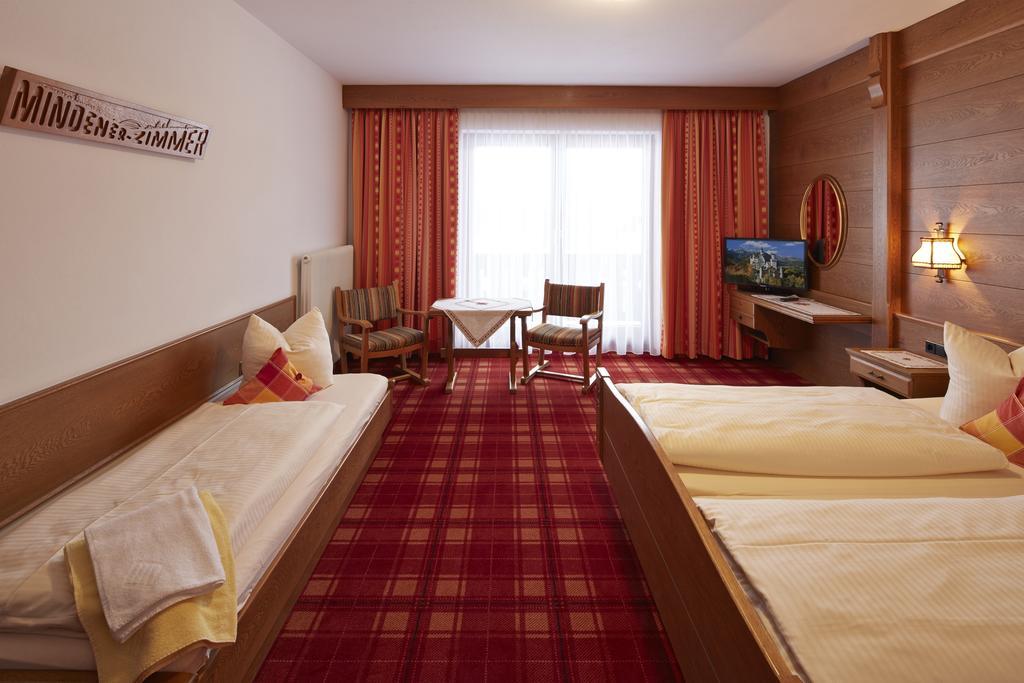 Alpenmotel Saeuling Pinswang Quarto foto