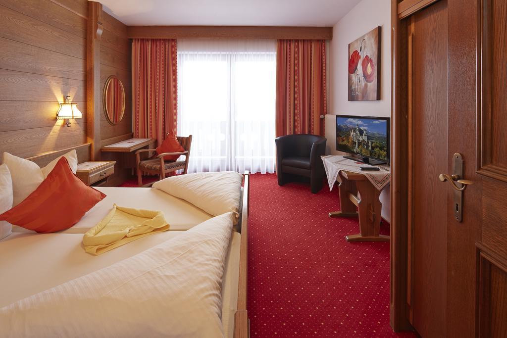 Alpenmotel Saeuling Pinswang Quarto foto