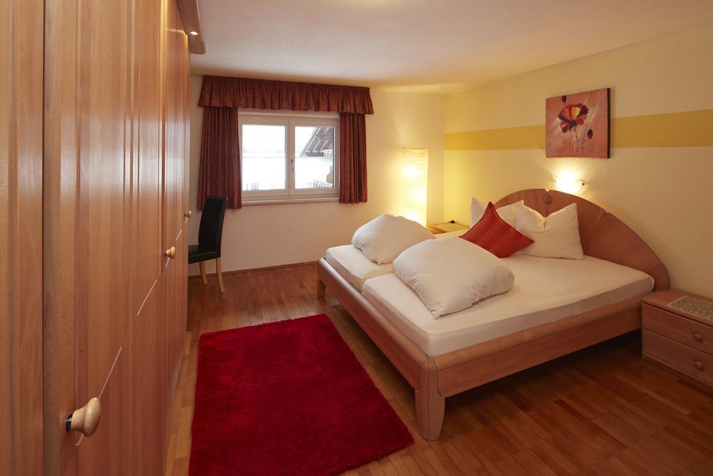 Alpenmotel Saeuling Pinswang Quarto foto