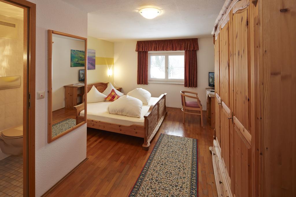 Alpenmotel Saeuling Pinswang Quarto foto