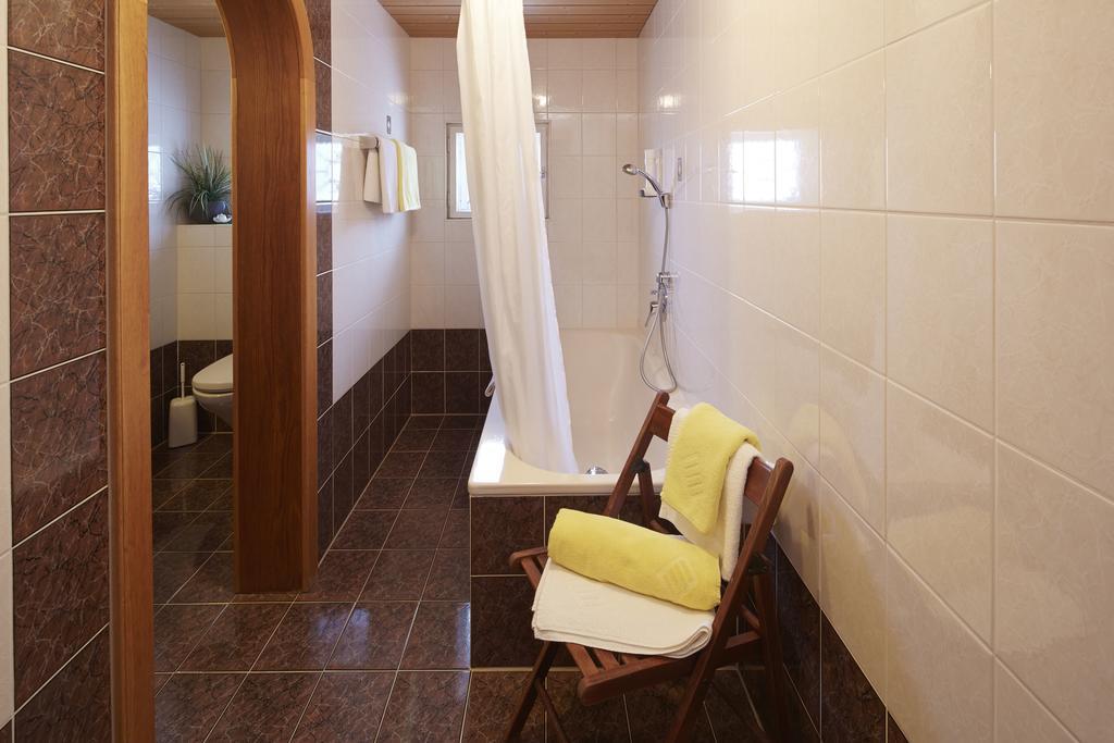 Alpenmotel Saeuling Pinswang Quarto foto